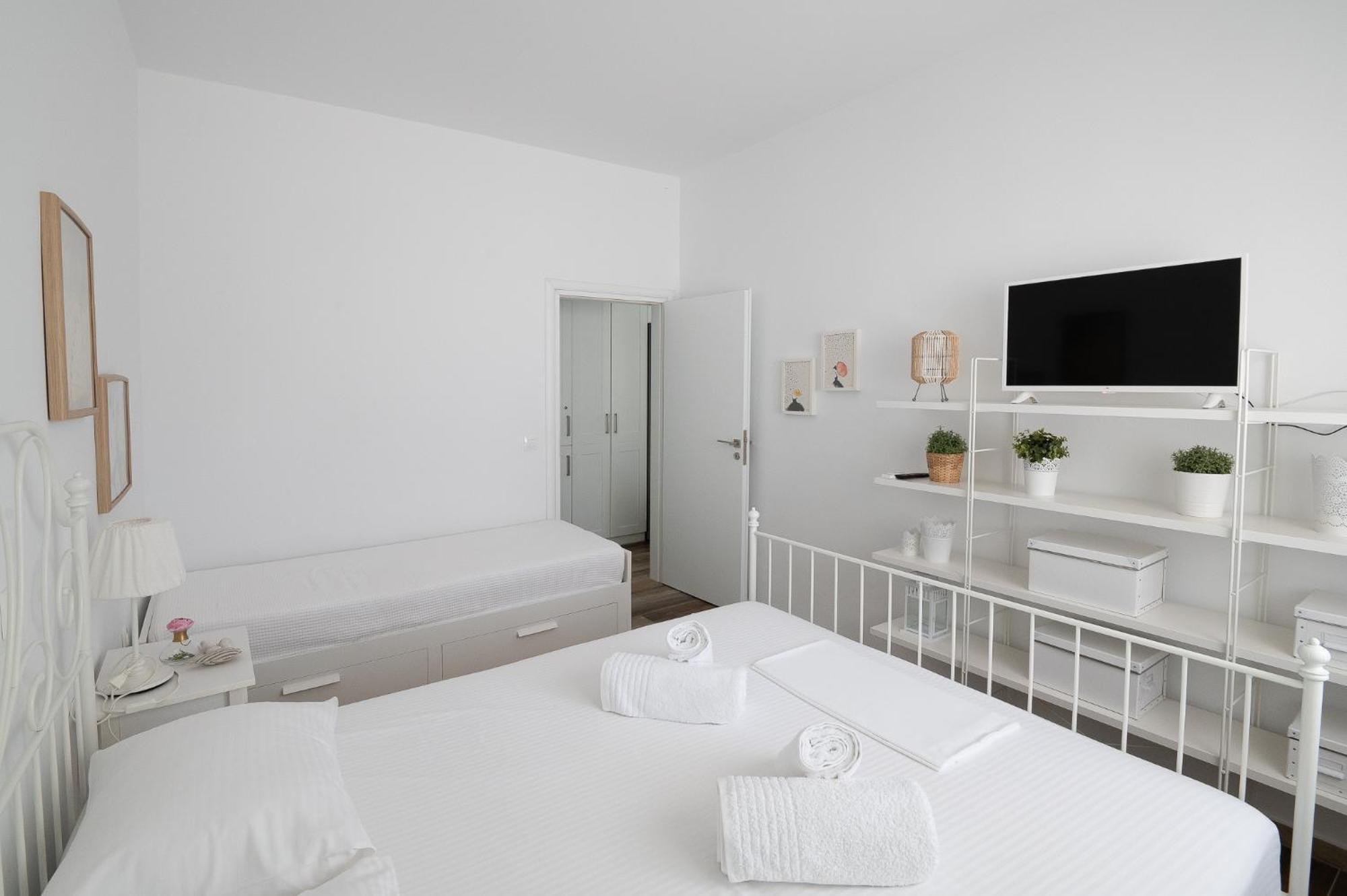 Pouletis Family Apartments - Akroyali Seaview Getaways Kalamáta Kültér fotó